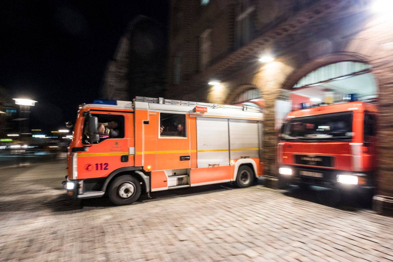 Feuerwehrfahrzeuge bei Nachteinsatz in Berlin – Einsatzbild im Zusammenhang mit Brandwache Berlin und Notfalldiensten