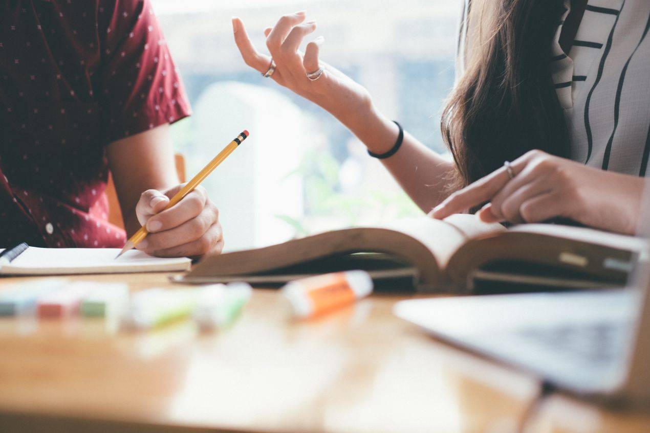 Zwei studierende besprechen textstellen und schreiben gemeinsam an ihrer bachelorarbeit mit ghostwriter bachelorarbeit hilfe