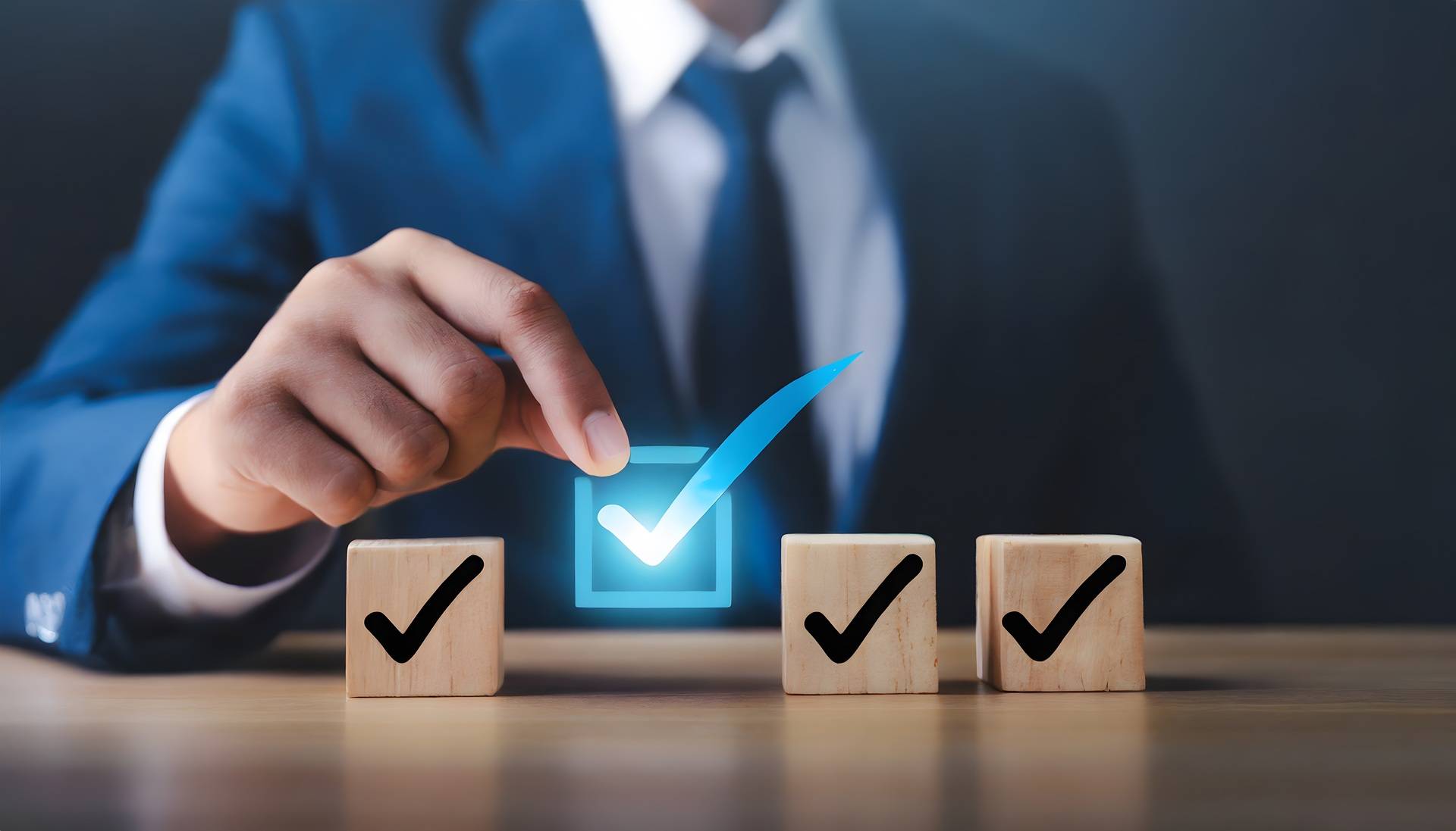 Geschaeftsmann setzt Haken auf Symbolfelder für Zertifikate | FDA Zulassung